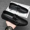 Zapatos de cuero negros para hombre estilo británico de otoño, casual de negocios, slip-on para conducir con suelas blandas, zapatos de trabajo modernos