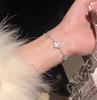 Versión Alta Pulsera de Trébol de Cuatro Hojas Explosivo Rosa con Incrustaciones de Diamantes Concha Blanca Microincrustada de Diamantes Completa Exquisita Pulsera de Lujo Ligero de Alta Gama para Mujer