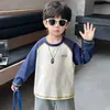 Camiseta de Manga Larga para Niños 2026 Nuevo Estilo Pequeño Caballero Ropa de Primavera y Otoño Capa Base Elegante para Bebé Sudadera Deportiva Infantil Moderna