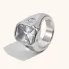 Anillo Elegante de Estilo Europeo y Americano con Circonita Redonda y Diamante Cuadrado Colocados Lateralmente, Acero Inoxidable Chapado en Oro de 18 Quilates, Joyería de Lujo Ligero de Nicho