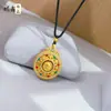 Nuevo Colgante de Buda Dios de la Riqueza Amarillo con Brillo de Diamantes Estilo Chino de Ocho Tesoros Brújula Rojo y Verde para Mujer con Cadena de Suéter Accesorios de Mazo Vajra Giratorio