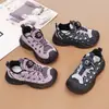 Sapatos femininos, nova coleção outono 2026: tênis esportivos infantis, tênis de corrida com solas macias, para meninas mais velhas, tênis antiderrapantes para atividades ao ar livre e sapatos estilo plataforma