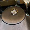 Pendientes de lujo ligero estilo francés con brillantes diamantes de circón, flores en forma de diamante y perlas, pendientes de moda y elegantes con un sentido de lujo y sofisticación