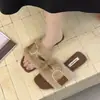 Chinelos peludos femininos chinelos de uma tira feminina rede 2026 sapatos novos pelúcia infravermelha outono fundo plano bico quadrado acessórios de metal usar
