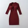 Vestido mini bodycon decote V puro e sedutor com mangas de três quartos, início do outono de 2026, corte justo, valoriza a silhueta, vestido de trabalho sexy justo