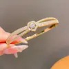 Pulseira Aberta Geométrica de Zircônia Banhada a Ouro Real Versátil de Nicho 2026 Nova Leve Luxuosa Sensação de Alto Padrão Joia de Mão para Mulheres