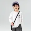 Vale do Vento 2026 Outono Nova Camiseta Branca Estampada Estilo Coreano Legal para Crianças, Camiseta Básica Versátil para Meninos Primavera e Outono