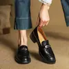 Mocasines de piel de oveja de grano a mano de capa superior con hebilla metálica, zapatos de cuero para mujer estilo slip-on vintage primavera 2025