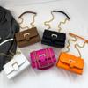 Bolso pequeño con cadena personalizada para mujer, bolso bandolera pequeño cuadrado a juego para otoño e invierno 2023.