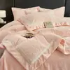 Juego de ropa de cama de cuatro piezas de felpa con relieve tridimensional, totalmente mate y de alta densidad, engrosado para el calor del invierno, juego de terciopelo de leche transfronterizo