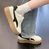 Zapatillas blancas de suela gruesa estilo coreano de moda para mujer, colección de otoño, zapatos casuales de corte bajo, nuevo estilo 2026, cómodos zapatos casuales con cordones