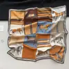 Lenço de Seda Feminino Hangzhou Silk Light Luxury Versátil para Primavera e Verão com Padrão de Zebra Dançante Lenço Quadrado 70 Lenço/Xale de Seda de Amora
