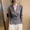 Nova coleção de outono: Camisa de manga comprida em patchwork estilo francês para mulheres, apresentando um design chique e emagrecedor, e um visual único e estiloso