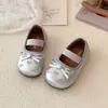 Zapatos de Cuero para Niñas 2026 Verano Otoño Nuevos Vivos Lindos Dulces Infantiles Zapatos de Cuero Pequeños Exquisitos Corazón Zapatos para Niños