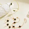 Set de joyería europeo y americano transfronterizo, collar con diseño de trébol de cuatro hojas geométrico con goteo de aceite, aretes y pulsera versátiles y elegantes