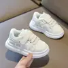 Tênis esportivos infantis para primavera e outono, tênis brancos para meninos e meninas, sapatos casuais, sapatos impermeáveis para bebês de 1 a 6 anos, tênis de corrida
