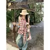 Foto real de un top sin mangas a cuadros retro de estilo coreano con bloques de color, cuello halter, hombros descubiertos para mujer, con un diseño elegante, tiras para ceñir la cintura y efecto adelgazante