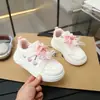 Tênis infantil, sapatos esportivos para meninas, novos sapatos casuais estilo coreano de desenho animado para primavera e outono, tênis de corrida leves e antiderrapantes para meninas