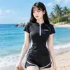 Traje de baño deportivo de dos piezas para mujer, con mangas cortas, protección solar, tela de secado rápido y un diseño adelgazante, perfecto para surfear y nadar.