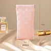 Nuevo estuche de cuero a cuadros de alta gama para gafas para mujer, bolsa de almacenamiento de lápiz labial con resorte de cierre automático, bolsa portátil impermeable para viajes