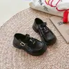 Sapatos pretos de couro para meninas, sapatos infantis para primavera e outono de 2026, sapatos de princesa para meninas, mocassins versáteis para bebês e crianças pequenas