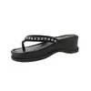 Chinelos de Passeio Femininos Tendência 2024 Novos de Verão Fashion Sandálias Planas Simples de Solado Grosso Sapatos Casuais de Praia