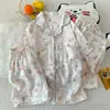 Venta al por mayor transfronteriza de conjunto de pijama de tres piezas nuevo para mujer: cárdigan, top de manga corta, pantalones largos, pantalones cortos, conjunto de ropa de casa de dibujos animados del gato KT