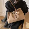 Bolsa tote retrô transfronteiriça, bolsa de ombro feminina de grande capacidade, novo modelo 2025, tote de ombro único simples de camurça, moda