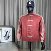 Nova jaqueta esportiva de botões estilo chinês para homens, com gola alta, três listras e um design retro de terno Tang, adequada para uso casual na primavera e no outono.