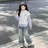 Conjunto de Moletom Falso Duas Peças para Meninas Outono Estilo Coreano Top Estiloso com Capuz Calça Jeans Conjunto de Duas Peças para Crianças de Tamanho Médio e Grande
