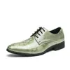 Sapatos Masculinos Transfronteiriços 48 Tamanho Grande Sapatos Masculinos de Couro Bico Fino Sapatos Masculinos de Couro Envernizado Brilhante Sapatos de Casamento para Noivo Sapatos Pequenos de Couro Formais para Negócios