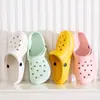 Qida Shun Novo Modelo 235 Sapatos Tamancos Sapatos de Jardim de Verão para Homens e Mulheres, Sapatos de Praia para Casal Fabricante Atacado