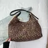 Bolsa tote grande de estilo coreano, nicho retrô com estampa de leopardo, para mulheres, nova moda outono e inverno 2025, de ombro e debaixo do braço