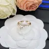 Anillo de Nuevo Modelo con Letra V Estilo Europeo y Americano Transfronterizo con Logo y Diseño de Flor Incrustada con Diamantes para Mujer, Anillo de Gama Alta al por Mayor