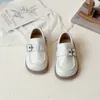 Zapatos de cuero estilo británico para niños 2026 primavera y otoño nuevos versión coreana versátiles hebilla cuadrada zapatos de vestir para niñas pequeñas y niños