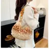 Nueva colección otoño/invierno: bolso de axila retro con estampado de ciervos para mujer, con un diseño sofisticado con adornos de cuentas, un versátil bolso tote de felpa