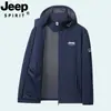 La chaqueta JEEP SPIRIT Jeep 26 con protección solar es una chaqueta de verano ligera para exteriores con capucha, con una sensación fresca y sedosa