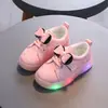 Novos estilos de primavera e outono de tênis esportivos infantis, tênis casuais com laço e bolinhas para meninas, sapatos com glitter para bebês, modernos