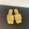 Pantuflas Tejidas Planas de Nicho para Mujer para Usar Afuera 2025 Nuevas Sandalias de Playa Suaves para el Verano