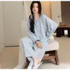 Pijama atacado de manga comprida e calça comprida para mulheres, novo cardigã de gaze de algodão outonal com gola redonda, conjunto casual para casa adequado para uso externo