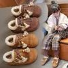 Sandalias Retro Birkenstock para Niñas Estilo Chino Nuevo Otoño/Invierno 2025 Nuevas Versátiles Borla Suela Suave sin Cierre Piel Perezosa Populares Pantuflas de Algodón
