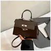 Bolsa de Mão de Luxo Acessível de Alta Qualidade Feminina 2025 Nova Moda Padrão de Pedra Bolsa Kelly Bolsa de Ombro Transversal para o Dia a Dia