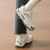 Zapatos deportivos tipo "dad shoes" de malla de color claro estilo coreano para mujer, para el Otoño 2026, con suelas gruesas dentadas, que aumentan la altura, antideslizantes, transpirables, para senderismo
