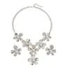 Juego de collar y pendientes de lujo ligero europeo y americano con diseño hueco floral, perlas y pedrería en color dorado para novias y banquetes
