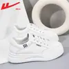 Tênis de puxar, sapatos brancos para mulheres, novos sapatos femininos 2026, sapatos esportivos de couro versáteis para outono com sola grossa, tênis casuais