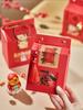 Galletas caseras hechas a mano para hornear en Año Nuevo, caramelo, turrón de frutas, copos de nieve crujientes, caja de embalaje, caja de regalo roja