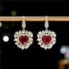 Pendientes de Corazón Rojo de Zirconia de Lujo Ligero con Agujas de Plata S925 e Incrustaciones de Diamante, Pendientes de Alta Gama con Estilo Retro Europeo y Americano, Pendientes Largos de Botón
