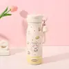 Taza isotérmica dulce de dibujos animados en stock con un diseño femenino, portátil con asa y correa, vaso de agua con tapa abatible para estudiantes, venta al por mayor