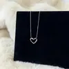Colar de aço titânio com pingente de cruz de zircônia de luxo para mulheres, design único, corrente elegante e simples para a clavícula para usar em camadas