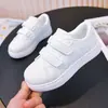 Tênis brancos versáteis para meninas, novo estilo primavera e outono 2026, tênis de skate com grafite para meninos, com solas macias e design antiderrapante para tênis esportivos casuais de estudantes